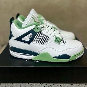 NWB Woman’s Air Jordan 4 Retro Seafoam Sneakers